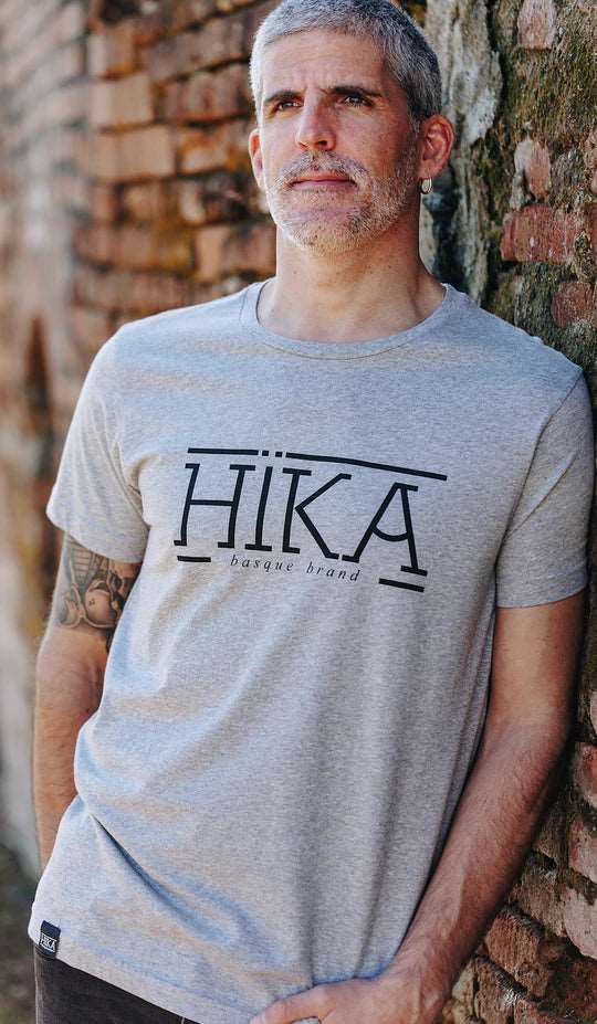 Hika Basque Brand Camiseta Logo Grisa DEIMOTIV